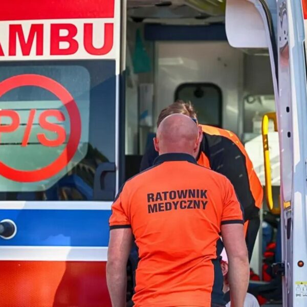Wyjął spod poduszki siekierę i ruszył w naszą stronę